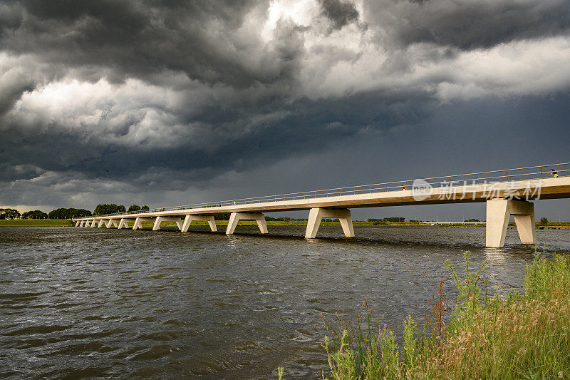 雷雨云接近IJsseldelta Kampen附近的reevdiep水道